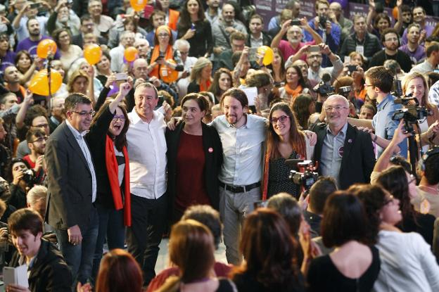 Dirigentes de Compromís y Podemos durante la campaña electoral de 2015. 