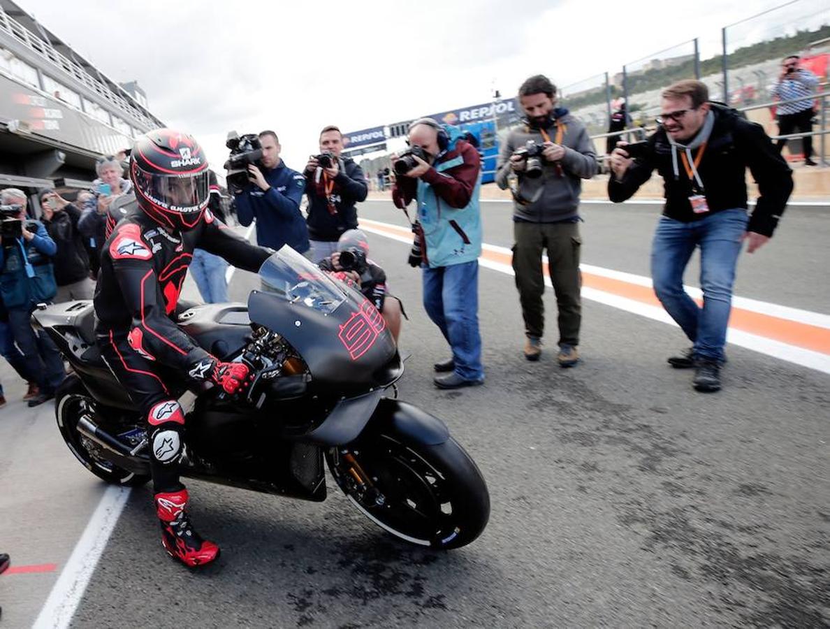 Fotos: Lorenzo ya rueda con Repsol Honda en Cheste