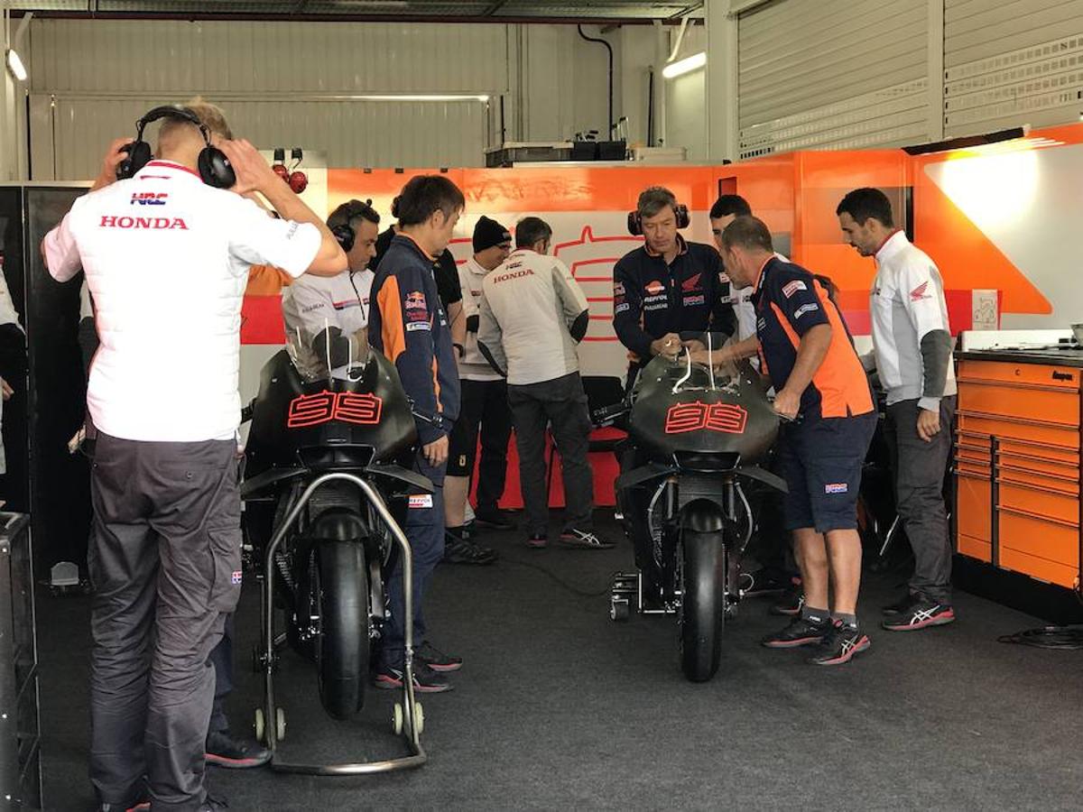 Fotos: Lorenzo ya rueda con Repsol Honda en Cheste