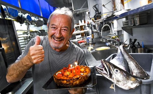 Karlos Arguiñano, celebrando hace unos días su 70º. cumpleaños junto a una cabeza de merluza.