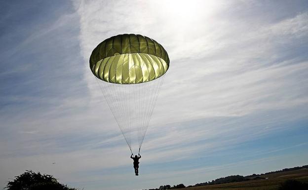Una mujer que practicaba paracaidismo sufre un accidente por mal aterrizaje