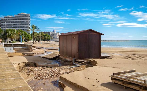 Estado en el que ha quedado la playa tras el temporal de lluvias.