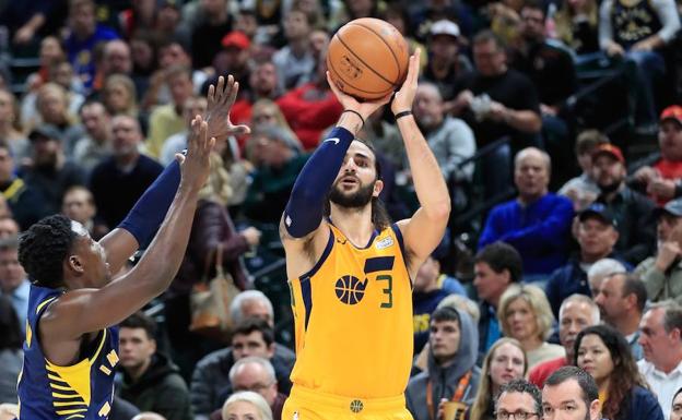 Ricky Rubio lanza a canasta durante el choque. 