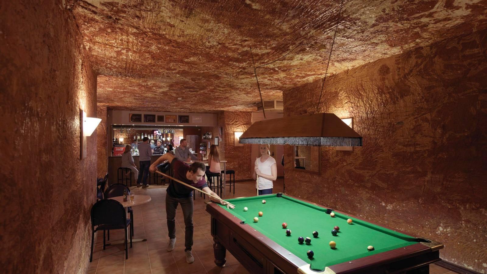 Pero no son cuevas al estilo 'Los Picapiedra'. El Desert Cave Hotel cuenta también con tiendas, cafetería, un centro de interpretación del ópalo, un bar y sala de juegos con billar. ¿Cuánto valdrá la noche?