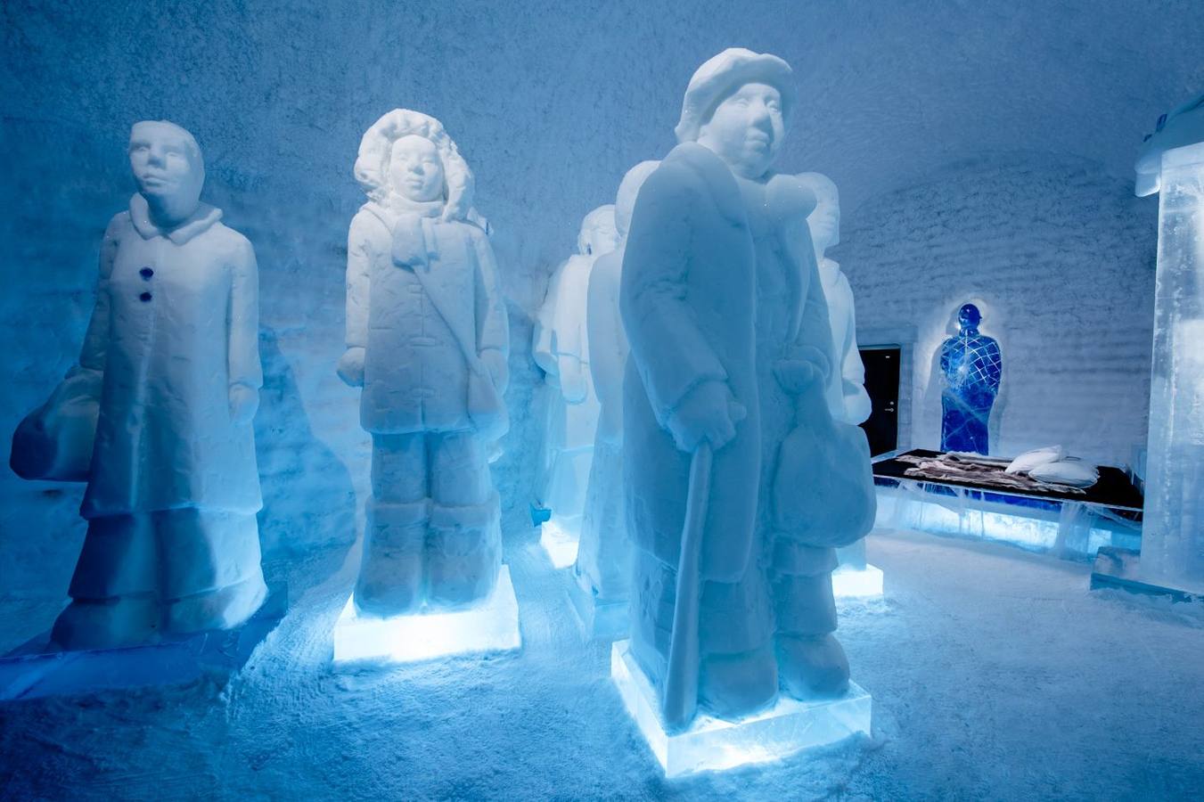 Ahora, pasamos al hotel más frío del mundo. Es el histórico Ice Hotel en Jukkasjärvi, Suecia, construido con bloques de hielo que se derriten cada primavera y son reconstruidos cada invierno se puede considerar el hotel más frío del mundo, aunque... 