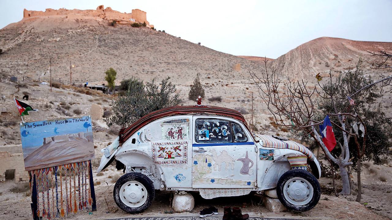 El propietario del hotel-Volkswagen escarabajo también ofrece desayunos y comidas típicas jordanas en una cueva cercana que acondicionó para tenerla también como recepción. ¿Cuánto cuesta el hotel más pequeño del mundo? La noche cuesta unos 48 euros.