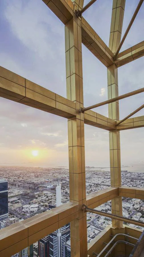 Los cinco restaurantes del Gevora Hotel de Dubái ofrecen una gran variedad de ambientes y cocinas. Este impresionante hotel de color dorado también tiene spa, dos gimnasios, uno para hombres y otro para mujeres y piscina cubierta. 