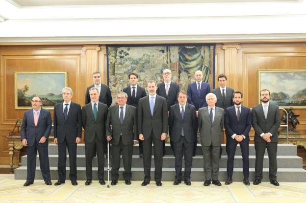 El equipo directivo de UTECA posa junto al Rey Felipe VI, ayer en la recepción en La Zarzuela con motivo de los 20 años de la patronal. 