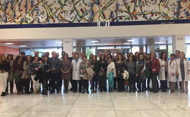 Los profesionales durante el acto en el Hospital de Manises.