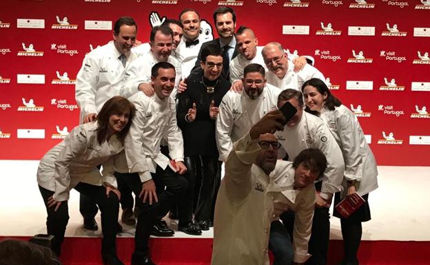 Quique Dacosta, de Dénia, haciendo un selfi de los chefs españoles con tres estrellas.