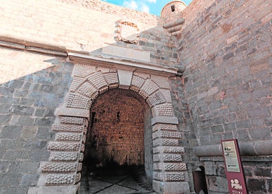 Imagen secundaria 1 - Rodaje de 'El Ministerio del Tiempo' | La Comunitat Valenciana se caracteriza por sus contrastes al mezclar enclaves de playa, como los de Benidorm, con otros históricos, como Peñíscola. 