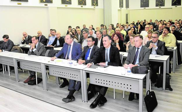 El salón de actos de la Cámara de Comercio de Valencia presentó un lleno absoluto . 