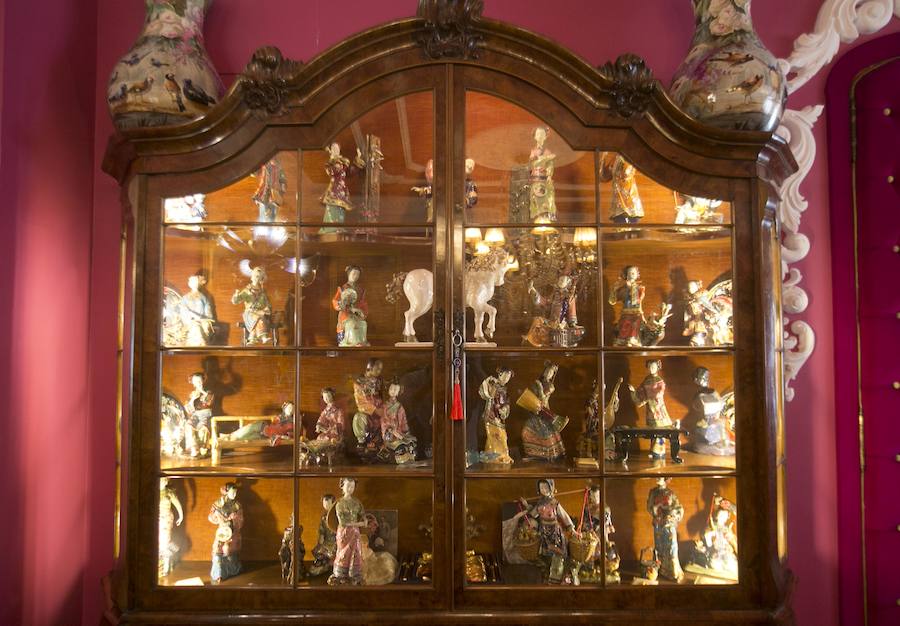 El hogar del vidente en Valencia es un fiel reflejo de su personalidad: vital, rica en estímulos y llena de cariño. Prefiere el estilo clásico, donde destacan las obras de arte y objetos con carácter como el ángel que estuvo toda la vida en la habitación de su madre y el viento lo ha ubicado en la entrada. Rappel la encontró cuando buscaba un refugio por la zona del Ensanche, un barrio que le gusta porque lo tiene todo a mano. La casa tienen la clásica estructura del barrio y el vidente tiró todo abajo para obtener un hall y sala de estar muy grande. Dos dormitorios, un salón, dos baños grandes, una amplia cocina y un patio trasero conforman el resto de la vivienda.