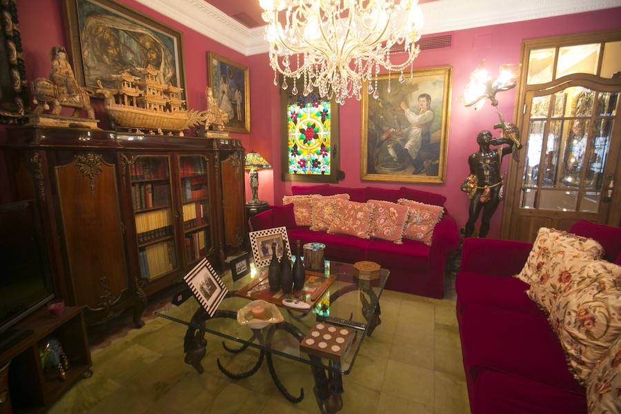 El hogar del vidente en Valencia es un fiel reflejo de su personalidad: vital, rica en estímulos y llena de cariño. Prefiere el estilo clásico, donde destacan las obras de arte y objetos con carácter como el ángel que estuvo toda la vida en la habitación de su madre y el viento lo ha ubicado en la entrada. Rappel la encontró cuando buscaba un refugio por la zona del Ensanche, un barrio que le gusta porque lo tiene todo a mano. La casa tienen la clásica estructura del barrio y el vidente tiró todo abajo para obtener un hall y sala de estar muy grande. Dos dormitorios, un salón, dos baños grandes, una amplia cocina y un patio trasero conforman el resto de la vivienda.