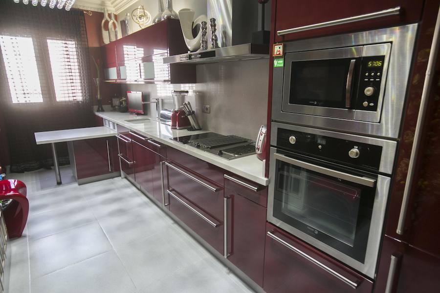 El hogar del vidente en Valencia es un fiel reflejo de su personalidad: vital, rica en estímulos y llena de cariño. Prefiere el estilo clásico, donde destacan las obras de arte y objetos con carácter como el ángel que estuvo toda la vida en la habitación de su madre y el viento lo ha ubicado en la entrada. Rappel la encontró cuando buscaba un refugio por la zona del Ensanche, un barrio que le gusta porque lo tiene todo a mano. La casa tienen la clásica estructura del barrio y el vidente tiró todo abajo para obtener un hall y sala de estar muy grande. Dos dormitorios, un salón, dos baños grandes, una amplia cocina y un patio trasero conforman el resto de la vivienda.