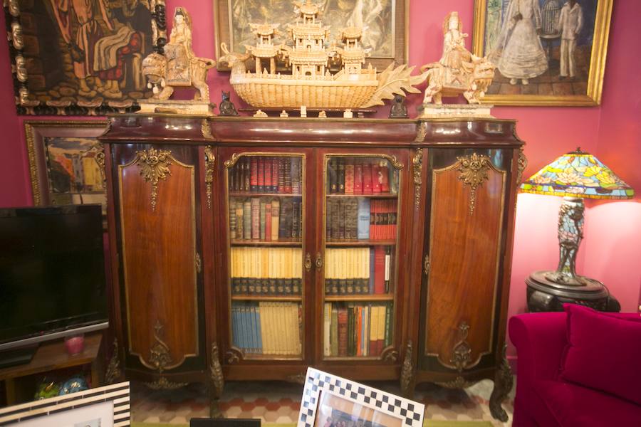 El hogar del vidente en Valencia es un fiel reflejo de su personalidad: vital, rica en estímulos y llena de cariño. Prefiere el estilo clásico, donde destacan las obras de arte y objetos con carácter como el ángel que estuvo toda la vida en la habitación de su madre y el viento lo ha ubicado en la entrada. Rappel la encontró cuando buscaba un refugio por la zona del Ensanche, un barrio que le gusta porque lo tiene todo a mano. La casa tienen la clásica estructura del barrio y el vidente tiró todo abajo para obtener un hall y sala de estar muy grande. Dos dormitorios, un salón, dos baños grandes, una amplia cocina y un patio trasero conforman el resto de la vivienda.
