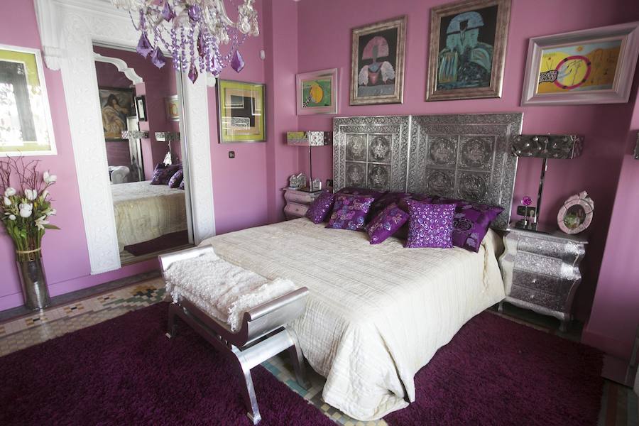 El hogar del vidente en Valencia es un fiel reflejo de su personalidad: vital, rica en estímulos y llena de cariño. Prefiere el estilo clásico, donde destacan las obras de arte y objetos con carácter como el ángel que estuvo toda la vida en la habitación de su madre y el viento lo ha ubicado en la entrada. Rappel la encontró cuando buscaba un refugio por la zona del Ensanche, un barrio que le gusta porque lo tiene todo a mano. La casa tienen la clásica estructura del barrio y el vidente tiró todo abajo para obtener un hall y sala de estar muy grande. Dos dormitorios, un salón, dos baños grandes, una amplia cocina y un patio trasero conforman el resto de la vivienda.