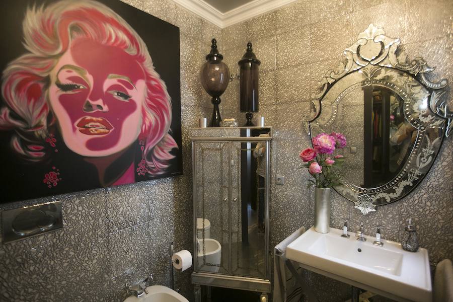 El hogar del vidente en Valencia es un fiel reflejo de su personalidad: vital, rica en estímulos y llena de cariño. Prefiere el estilo clásico, donde destacan las obras de arte y objetos con carácter como el ángel que estuvo toda la vida en la habitación de su madre y el viento lo ha ubicado en la entrada. Rappel la encontró cuando buscaba un refugio por la zona del Ensanche, un barrio que le gusta porque lo tiene todo a mano. La casa tienen la clásica estructura del barrio y el vidente tiró todo abajo para obtener un hall y sala de estar muy grande. Dos dormitorios, un salón, dos baños grandes, una amplia cocina y un patio trasero conforman el resto de la vivienda.