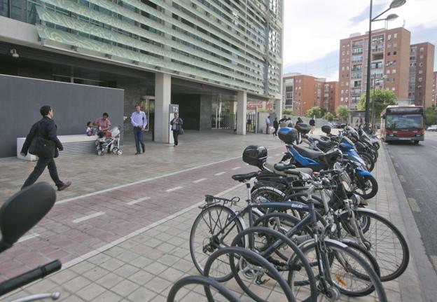 Zona para aparcar bicis y motos, junto al complejo 9 d'Octubre. 