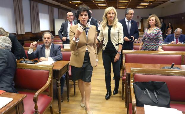 La ministra Isabel Celaá, poco antes de su comparecencia en el Senado la pasada semana. 