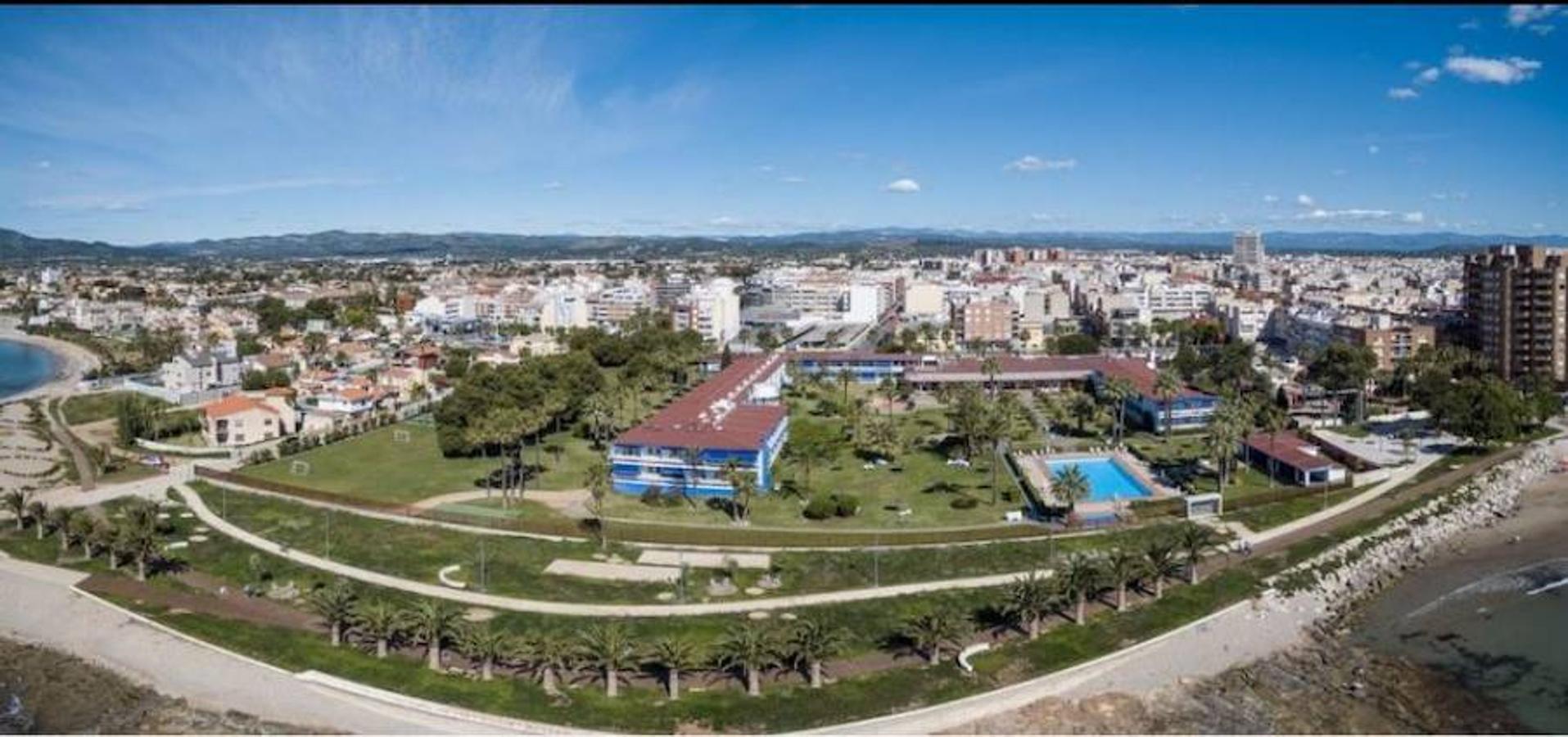 BENICARLÓ. A tan sólo 30 metros del mar, este hotel de Castellón cuenta con un extenso jardín que conduce a la orilla del Mediterráneo. La localidad de Benicarló se convierte así en una de las pocas afortunadas que cuentan con parador propio dentro de la Comunitat Valenciana.