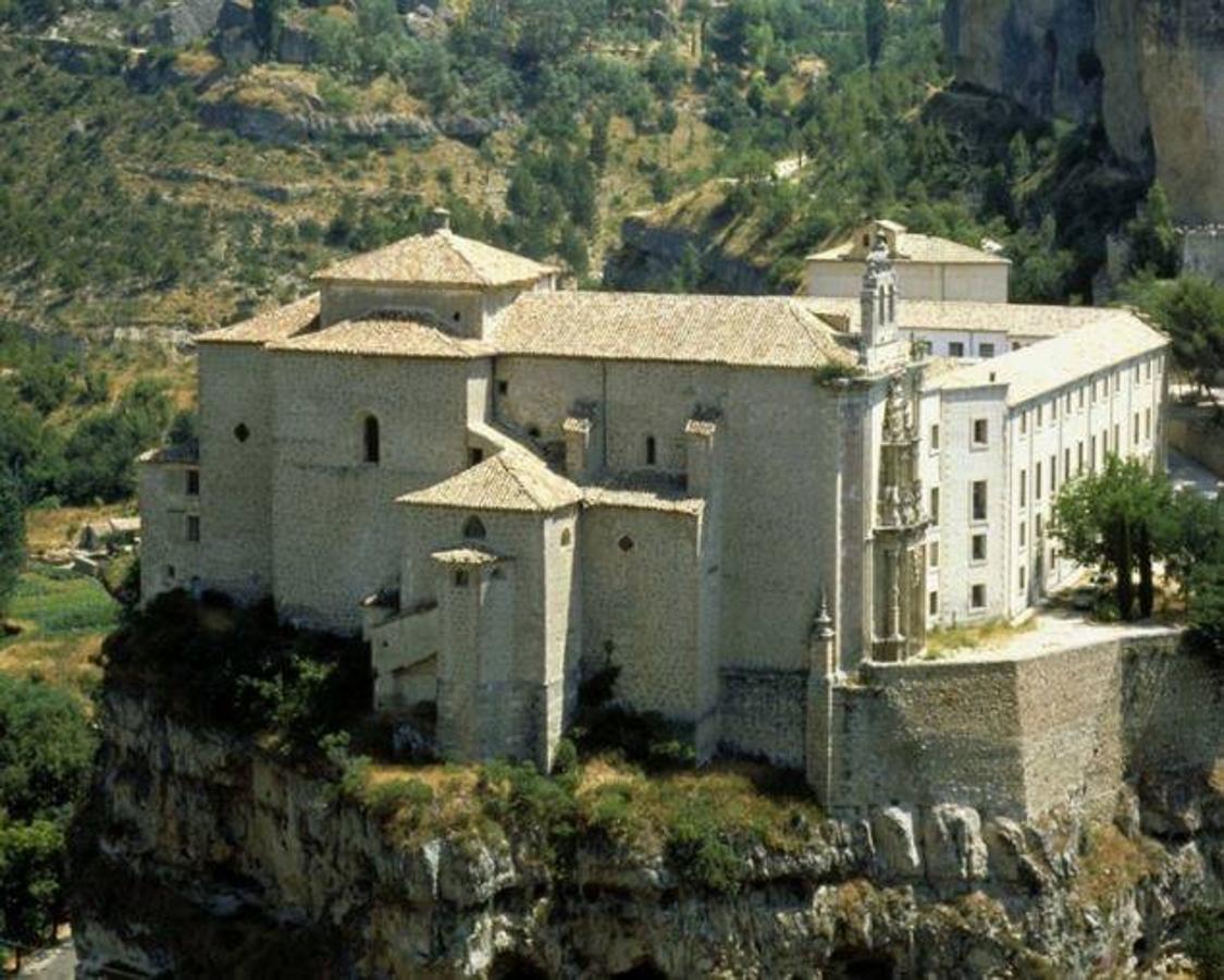 CUENCA. El hotel se distingue desde lejos por su grandiosidad. Antiguamente fue un convento rodeado por una extensa vegetación a las afueras de la ciudad.