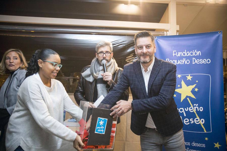 La Fundación Pequeño Deseo organizó su primer 'Encuentro Solidario' y lo hizo en Àtic, en el Palau Alameda. Carles Villeta ejerció de maestro de ceremonias en una fiesta a la que acudieron representantes del mundo socioeconómico y cultural valenciano.Marta Miró, de la Fundación Pequeño Deseo, Pepe Fernández de Palau Alameda y Laura Gallego de Valencia Excellence fueron los anfitriones..