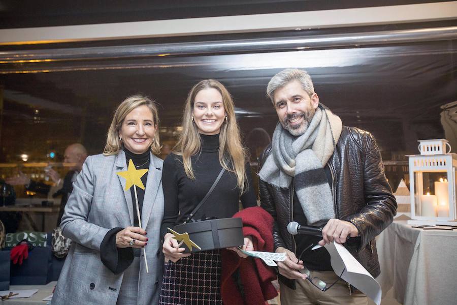 La Fundación Pequeño Deseo organizó su primer 'Encuentro Solidario' y lo hizo en Àtic, en el Palau Alameda. Carles Villeta ejerció de maestro de ceremonias en una fiesta a la que acudieron representantes del mundo socioeconómico y cultural valenciano.Marta Miró, de la Fundación Pequeño Deseo, Pepe Fernández de Palau Alameda y Laura Gallego de Valencia Excellence fueron los anfitriones..