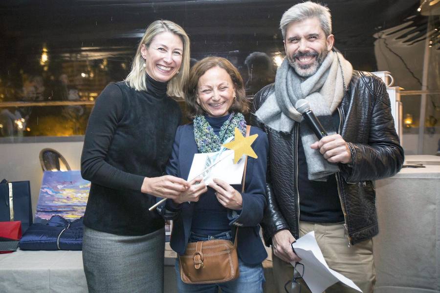 La Fundación Pequeño Deseo organizó su primer 'Encuentro Solidario' y lo hizo en Àtic, en el Palau Alameda. Carles Villeta ejerció de maestro de ceremonias en una fiesta a la que acudieron representantes del mundo socioeconómico y cultural valenciano.Marta Miró, de la Fundación Pequeño Deseo, Pepe Fernández de Palau Alameda y Laura Gallego de Valencia Excellence fueron los anfitriones..