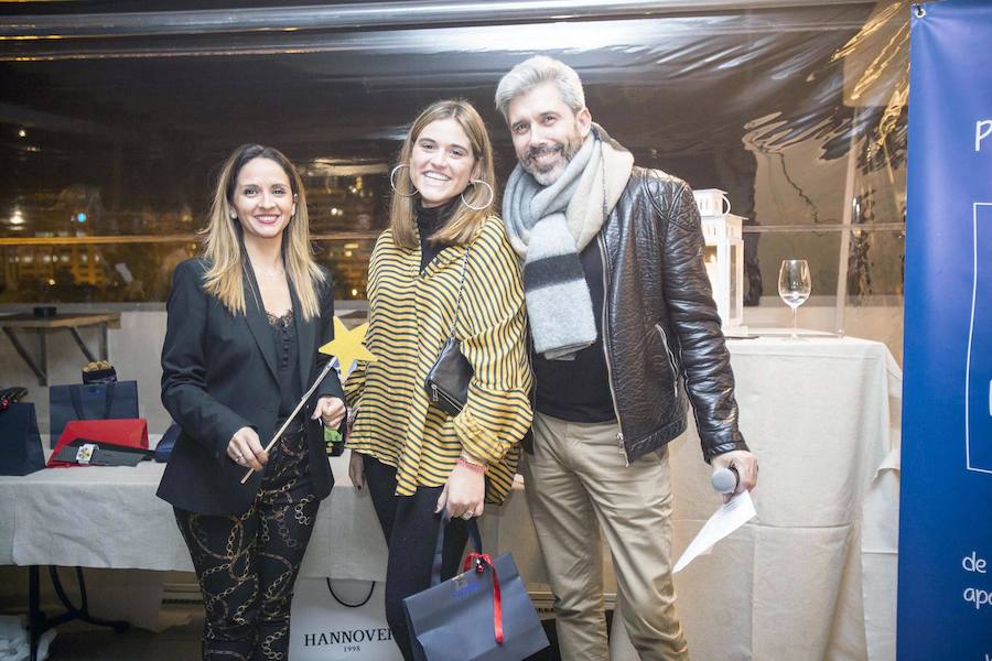 La Fundación Pequeño Deseo organizó su primer 'Encuentro Solidario' y lo hizo en Àtic, en el Palau Alameda. Carles Villeta ejerció de maestro de ceremonias en una fiesta a la que acudieron representantes del mundo socioeconómico y cultural valenciano.Marta Miró, de la Fundación Pequeño Deseo, Pepe Fernández de Palau Alameda y Laura Gallego de Valencia Excellence fueron los anfitriones..