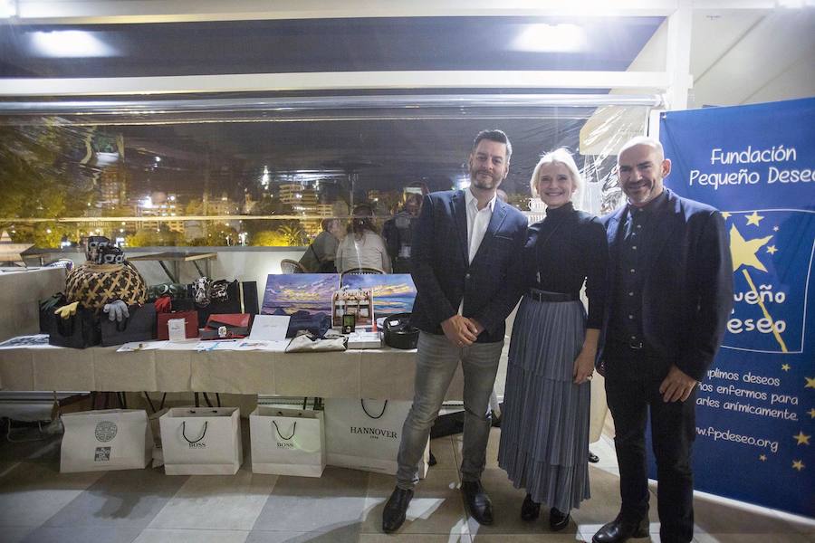 La Fundación Pequeño Deseo organizó su primer 'Encuentro Solidario' y lo hizo en Àtic, en el Palau Alameda. Carles Villeta ejerció de maestro de ceremonias en una fiesta a la que acudieron representantes del mundo socioeconómico y cultural valenciano.Marta Miró, de la Fundación Pequeño Deseo, Pepe Fernández de Palau Alameda y Laura Gallego de Valencia Excellence fueron los anfitriones..