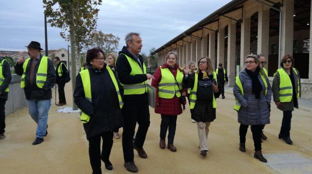 Visita de los vecinos a la zona en obras del Parque Central. 