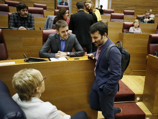 El conseller de Educación, Vicent Marzà, habla ayer en Les Corts con Fran Ferri y Ana Barceló. 