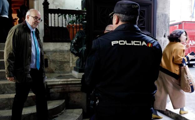 El conseller de Transparencia, Manuel Alcaraz, saliendo del Palau de la Generalitat por la puerta de atrás durante la protesta que protagonizan hoy los trabajadores de EGEVASA .