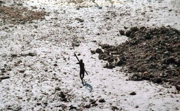 Un miembro de la tribu de la isla Sentinel lanza flechas contra un helicoptero. / 