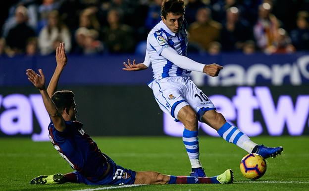 Sergio Postigo, a punto de cortar un balón ante Mikel Oyarzabal, en un partido del Levante UD contra la Real Sociedad.