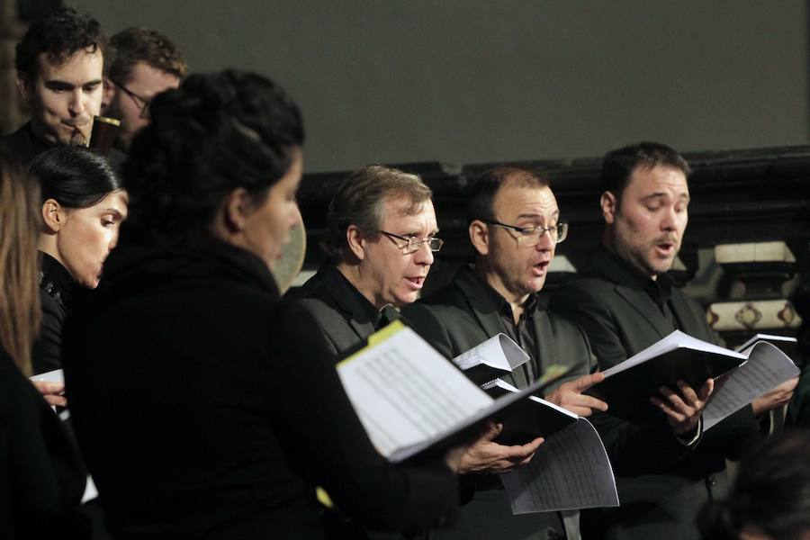 Este viernes ha tenido lugar en San Miguel de los Reyes la recuperación de las danzas del Corpus. Hasta hace dos años se celebraban en la iglesia del Patriarca con motivo de la festividad, pero se prohibieron. Ahora han vuelto a celebrarse de forma excepcional y lo han hecho con amplia representación femenina. Antaño los protagonistas eran niños y en esta ocasión han sido siete niñas y un niño: Isaac Álvarez; Julieta Ferrer; Lucía Sebastián; Carla Casan; Alejandra García; Celia Verdugo; Ariadna Echeverri; Lia Rabal y Marta Aparicio.