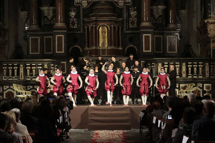 Este viernes ha tenido lugar en San Miguel de los Reyes la recuperación de las danzas del Corpus. Hasta hace dos años se celebraban en la iglesia del Patriarca con motivo de la festividad, pero se prohibieron. Ahora han vuelto a celebrarse de forma excepcional y lo han hecho con amplia representación femenina. Antaño los protagonistas eran niños y en esta ocasión han sido siete niñas y un niño: Isaac Álvarez; Julieta Ferrer; Lucía Sebastián; Carla Casan; Alejandra García; Celia Verdugo; Ariadna Echeverri; Lia Rabal y Marta Aparicio.