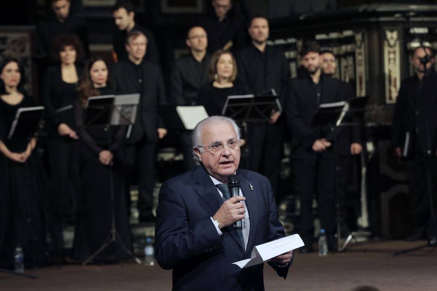 Este viernes ha tenido lugar en San Miguel de los Reyes la recuperación de las danzas del Corpus. Hasta hace dos años se celebraban en la iglesia del Patriarca con motivo de la festividad, pero se prohibieron. Ahora han vuelto a celebrarse de forma excepcional y lo han hecho con amplia representación femenina. Antaño los protagonistas eran niños y en esta ocasión han sido siete niñas y un niño: Isaac Álvarez; Julieta Ferrer; Lucía Sebastián; Carla Casan; Alejandra García; Celia Verdugo; Ariadna Echeverri; Lia Rabal y Marta Aparicio.