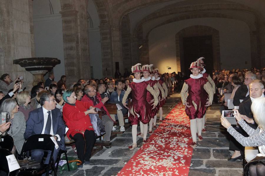 Este viernes ha tenido lugar en San Miguel de los Reyes la recuperación de las danzas del Corpus. Hasta hace dos años se celebraban en la iglesia del Patriarca con motivo de la festividad, pero se prohibieron. Ahora han vuelto a celebrarse de forma excepcional y lo han hecho con amplia representación femenina. Antaño los protagonistas eran niños y en esta ocasión han sido siete niñas y un niño: Isaac Álvarez; Julieta Ferrer; Lucía Sebastián; Carla Casan; Alejandra García; Celia Verdugo; Ariadna Echeverri; Lia Rabal y Marta Aparicio.