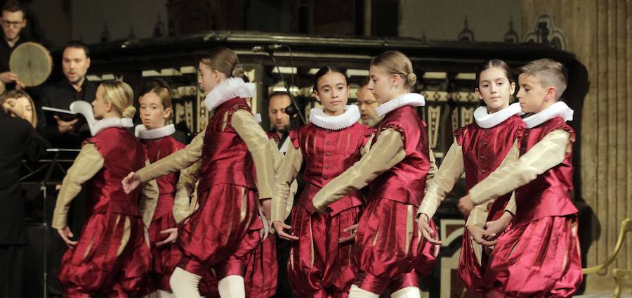 Este viernes ha tenido lugar en San Miguel de los Reyes la recuperación de las danzas del Corpus. Hasta hace dos años se celebraban en la iglesia del Patriarca con motivo de la festividad, pero se prohibieron. Ahora han vuelto a celebrarse de forma excepcional y lo han hecho con amplia representación femenina. Antaño los protagonistas eran niños y en esta ocasión han sido siete niñas y un niño: Isaac Álvarez; Julieta Ferrer; Lucía Sebastián; Carla Casan; Alejandra García; Celia Verdugo; Ariadna Echeverri; Lia Rabal y Marta Aparicio.
