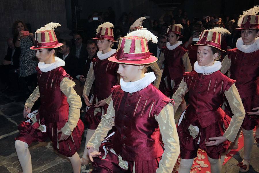 Este viernes ha tenido lugar en San Miguel de los Reyes la recuperación de las danzas del Corpus. Hasta hace dos años se celebraban en la iglesia del Patriarca con motivo de la festividad, pero se prohibieron. Ahora han vuelto a celebrarse de forma excepcional y lo han hecho con amplia representación femenina. Antaño los protagonistas eran niños y en esta ocasión han sido siete niñas y un niño: Isaac Álvarez; Julieta Ferrer; Lucía Sebastián; Carla Casan; Alejandra García; Celia Verdugo; Ariadna Echeverri; Lia Rabal y Marta Aparicio.
