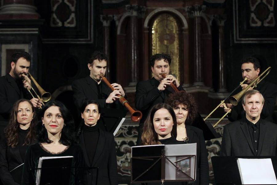 Este viernes ha tenido lugar en San Miguel de los Reyes la recuperación de las danzas del Corpus. Hasta hace dos años se celebraban en la iglesia del Patriarca con motivo de la festividad, pero se prohibieron. Ahora han vuelto a celebrarse de forma excepcional y lo han hecho con amplia representación femenina. Antaño los protagonistas eran niños y en esta ocasión han sido siete niñas y un niño: Isaac Álvarez; Julieta Ferrer; Lucía Sebastián; Carla Casan; Alejandra García; Celia Verdugo; Ariadna Echeverri; Lia Rabal y Marta Aparicio.