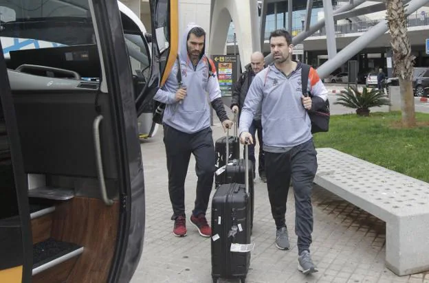 San Emeterio y Rafa Martínez, con gesto de cansancio, tras el aterrizaje en Manises. 