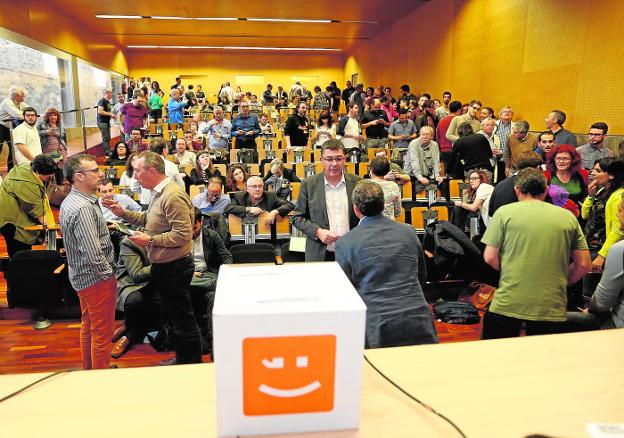 Una de la reuniones de partido de Compromís. 