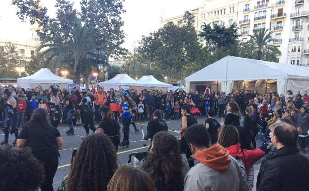 Decenas de personas reivindican la Igualdad de Género en la plaza del Ayuntamiento