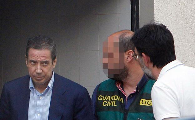 Zaplana, durante un registro, tras su detención hace seis meses.