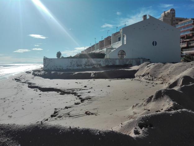 La playa de la Goleta de Tavernes de la Valldigna destrozada tras las intensas lluvias de las últimas semanas. 