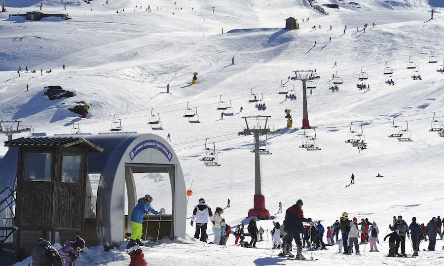 8.- Sierra Nevada - Granada (Alojamiento + Forfait = 99 euros/día) - Kilómetros esquiables: 107 - Ahorro en temporada baja: 10.31% | Esta estación de esquí se encuentra entre las más caras con un precio por alojamiento de 50 euros y un forfait de unos 49 euros. Pero, según Holidu, merece la pena ya que Sierra Nevada "es un icono del esquí español" y la más al sur de España y de Europa.