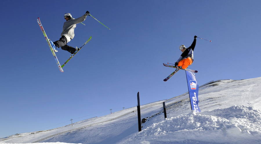 Además, su ubicación y la gran afluencia de esquiadores de muchos rincones de Andalucía hacen que sea una de las más animadas en el Après-Ski. La estación nunca duerme y es que cuenta con jornadas de esquí nocturnas que nada tienen que envidiar a las diurnas. "Los esquiadores novatos están de suerte, ya que más de la mitad de sus pistas están dedicadas a ellos", informan desde Holidu.